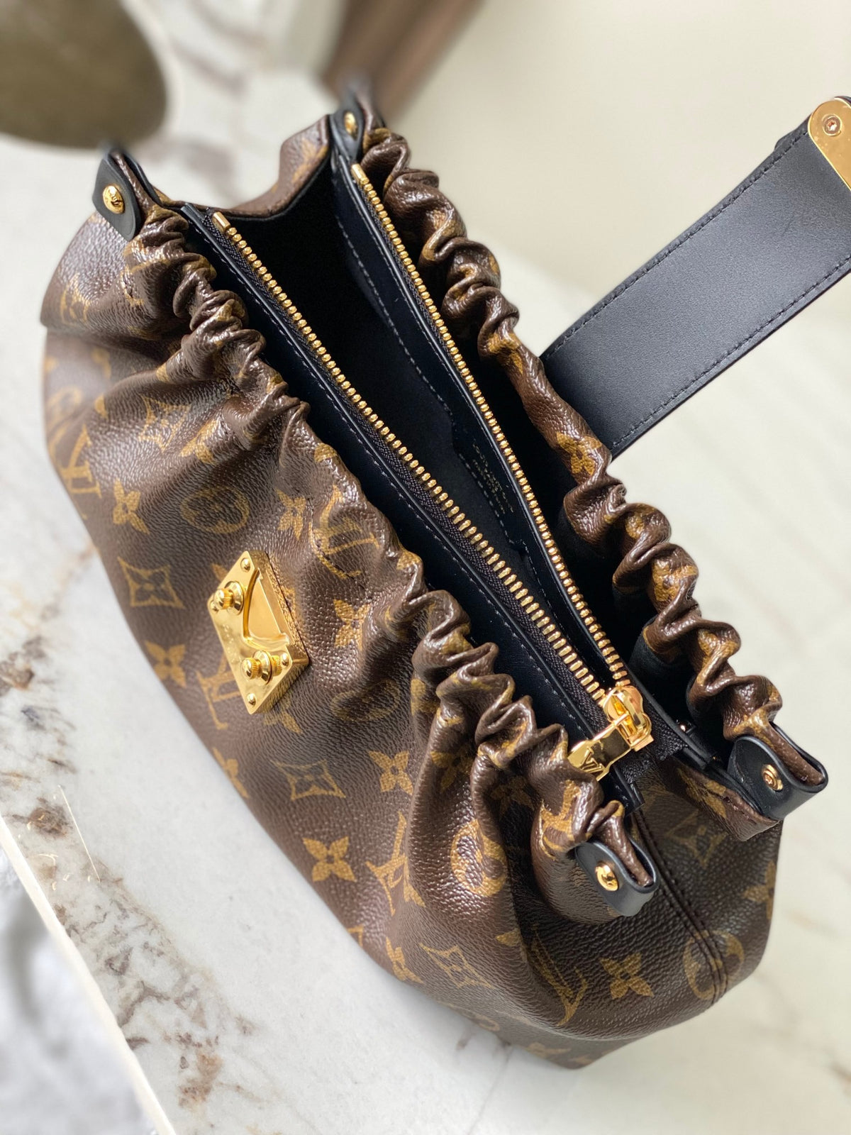 LV Pochette Sling PM
