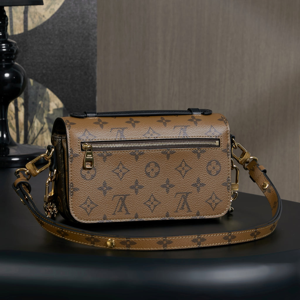 LV Pochette Métis East West
