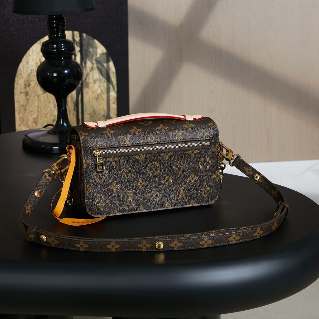 LV Pochette Métis East West