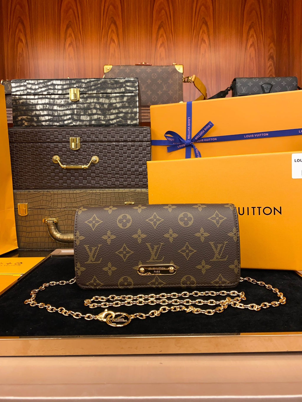 LV Wallet on Chain Lily