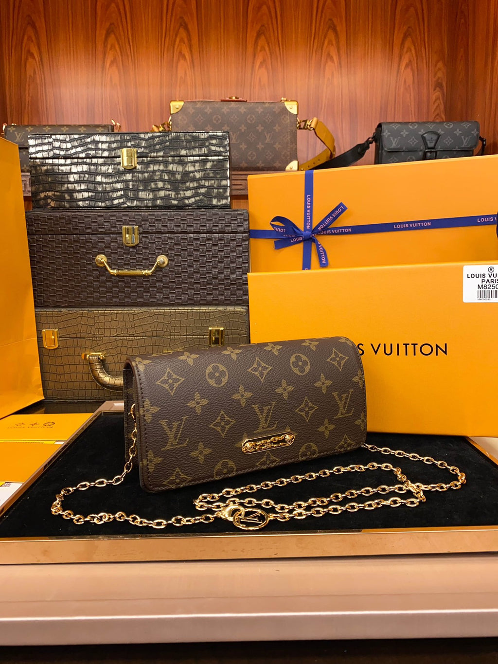 LV Wallet on Chain Lily