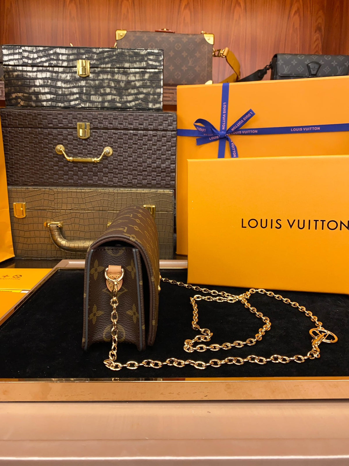LV Wallet on Chain Lily