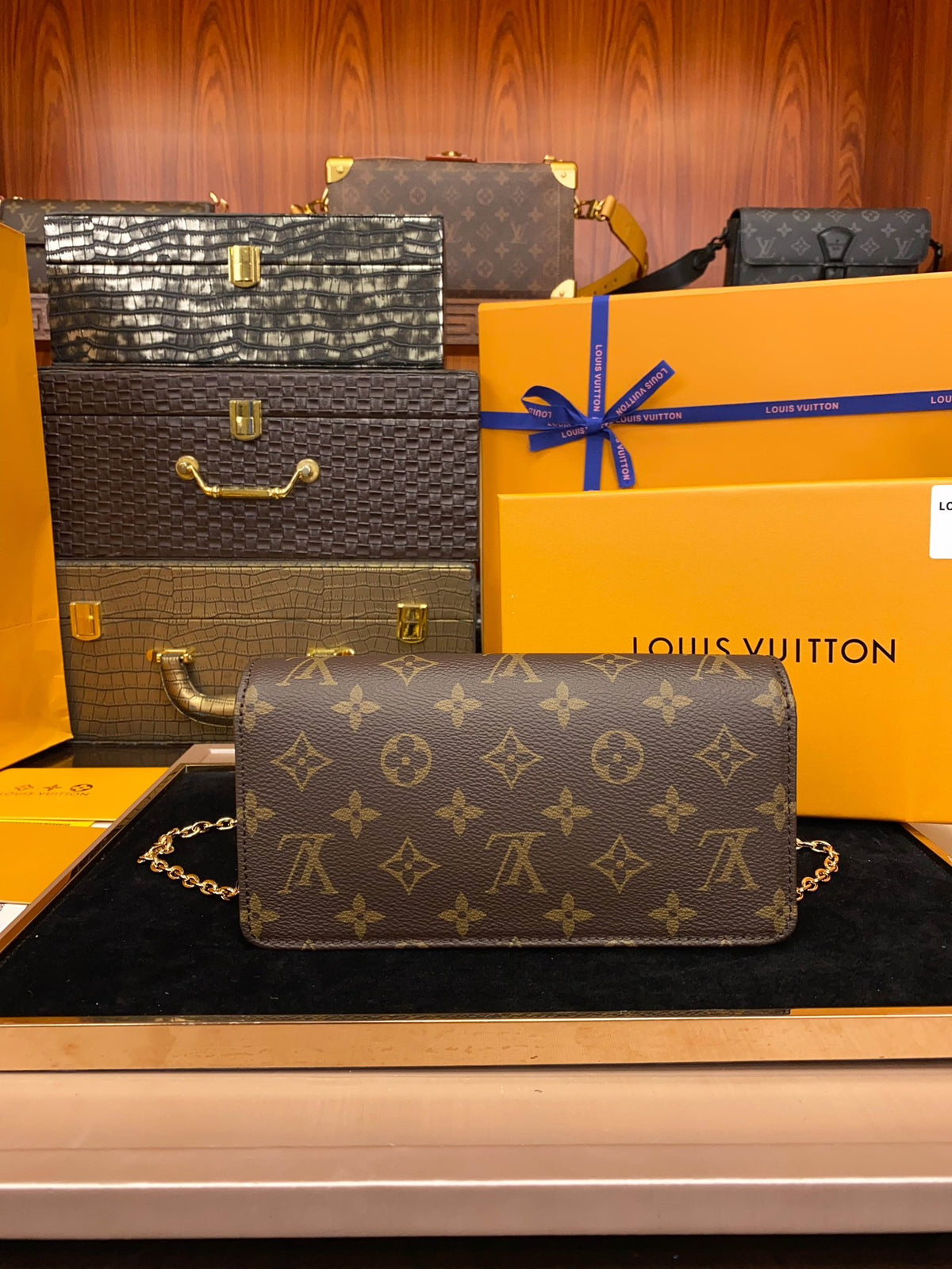 LV Wallet on Chain Lily