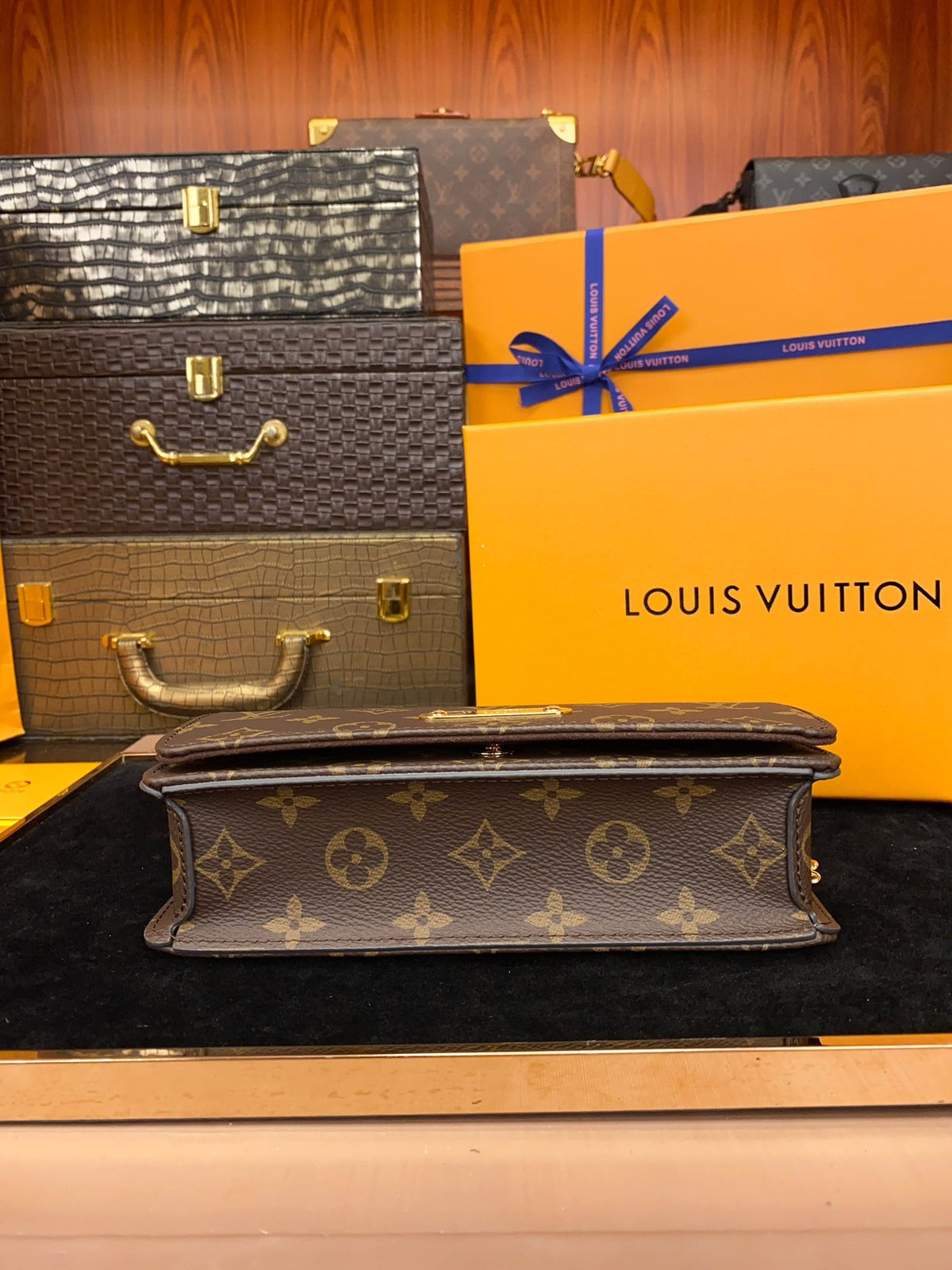LV Wallet on Chain Lily