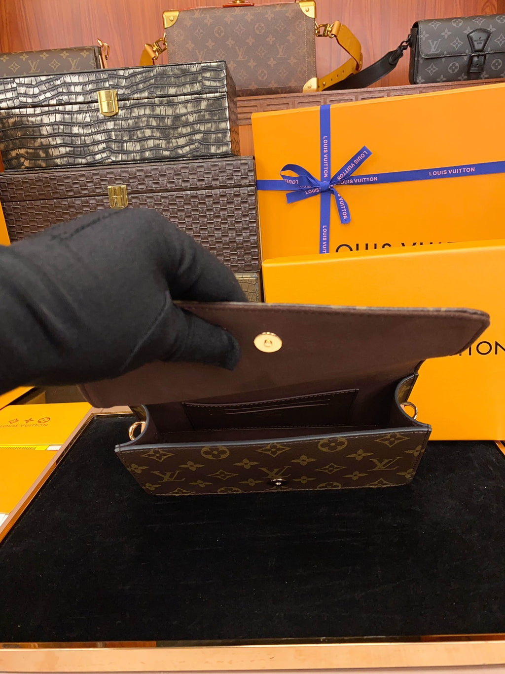 LV Wallet on Chain Lily