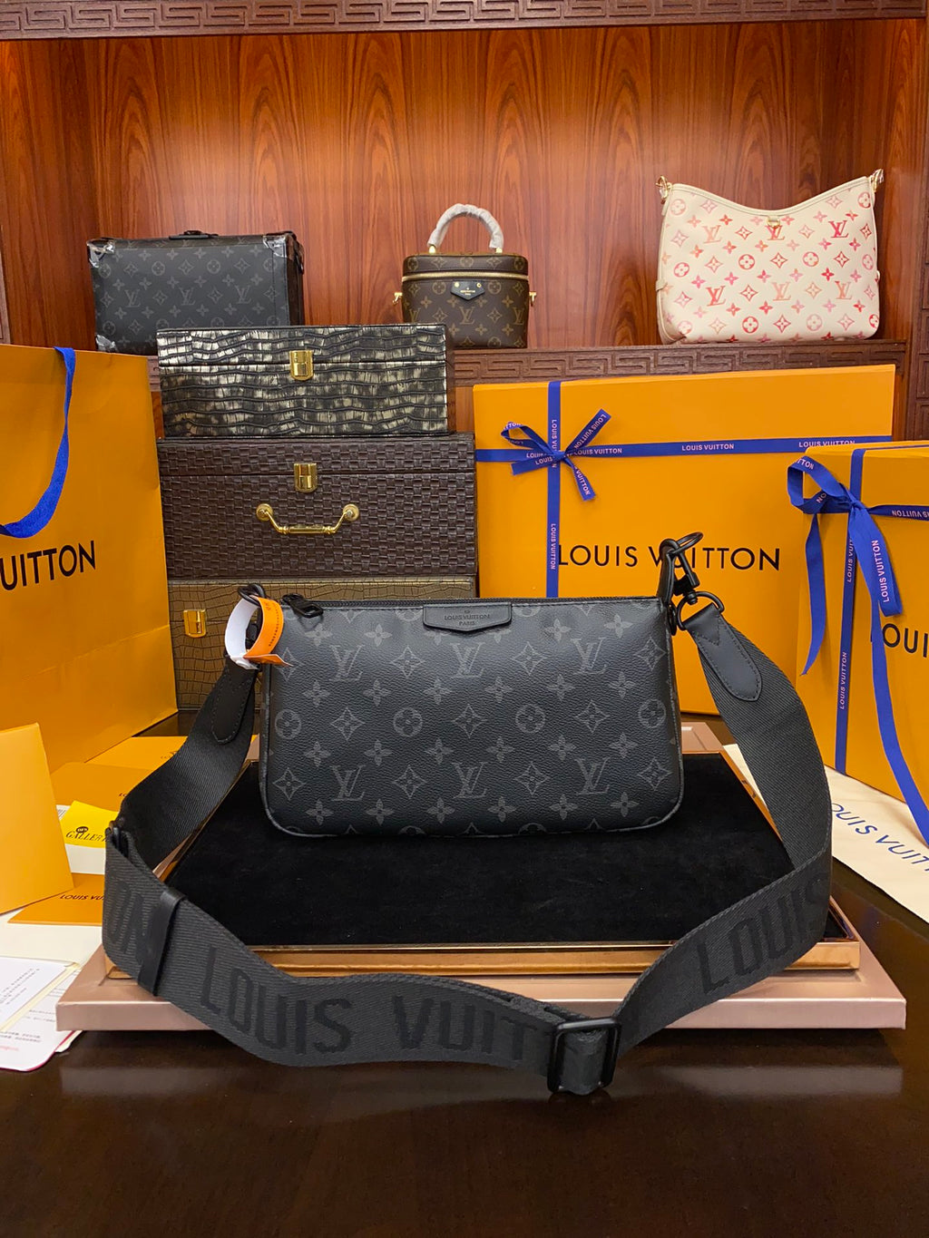 LV Pochette Accessoire