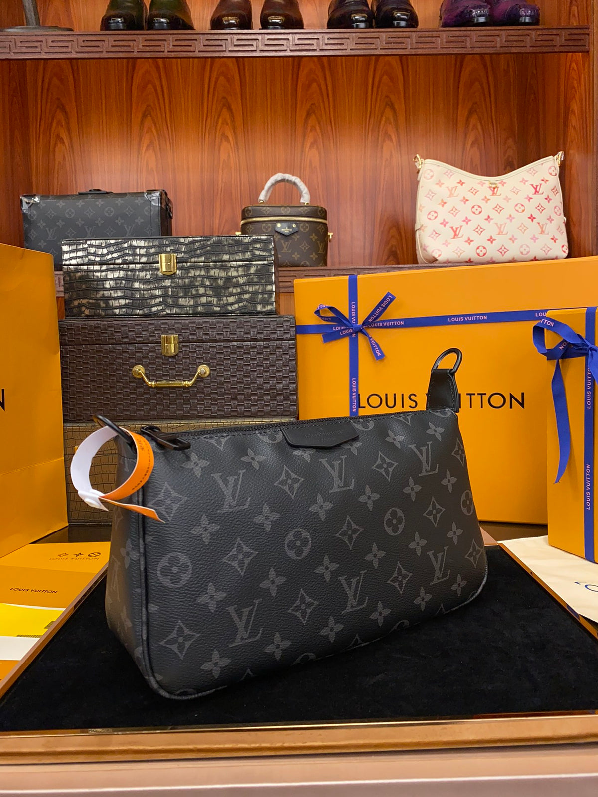 LV Pochette Accessoire