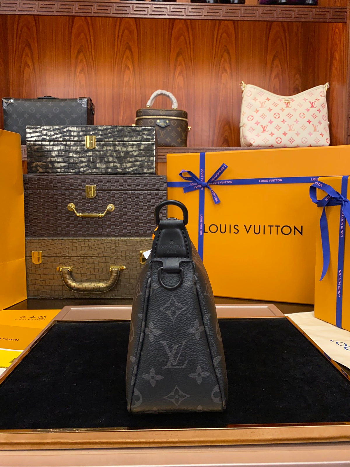 LV Pochette Accessoire