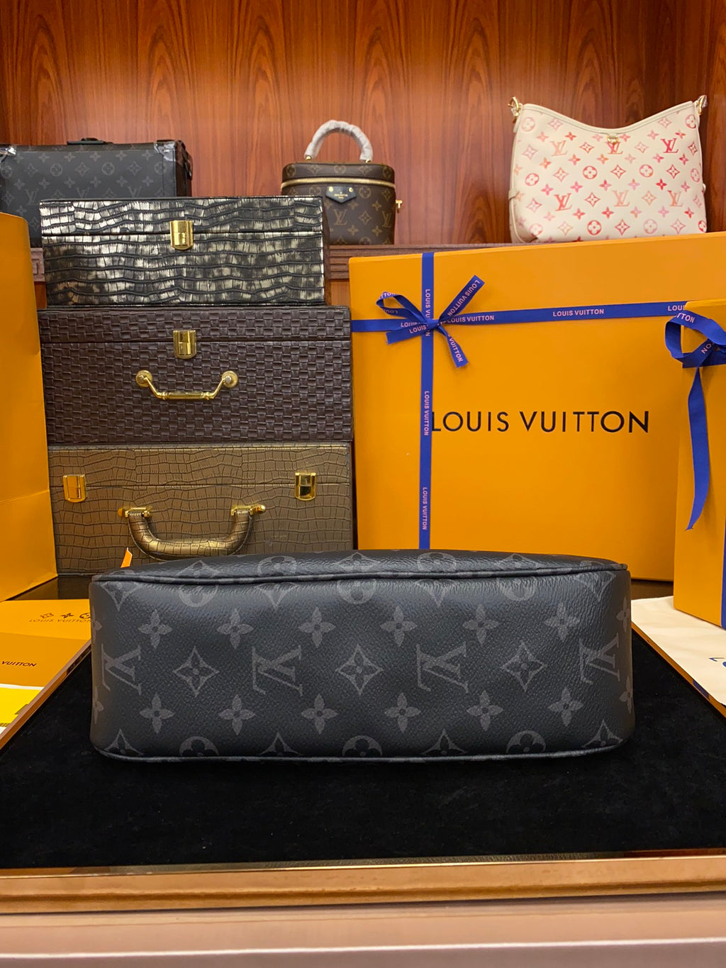LV Pochette Accessoire