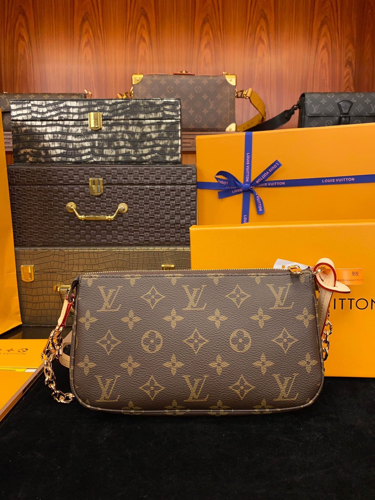 LV Pochette Accessoires