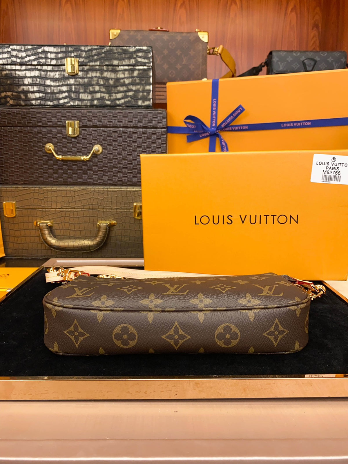 LV Pochette Accessoires