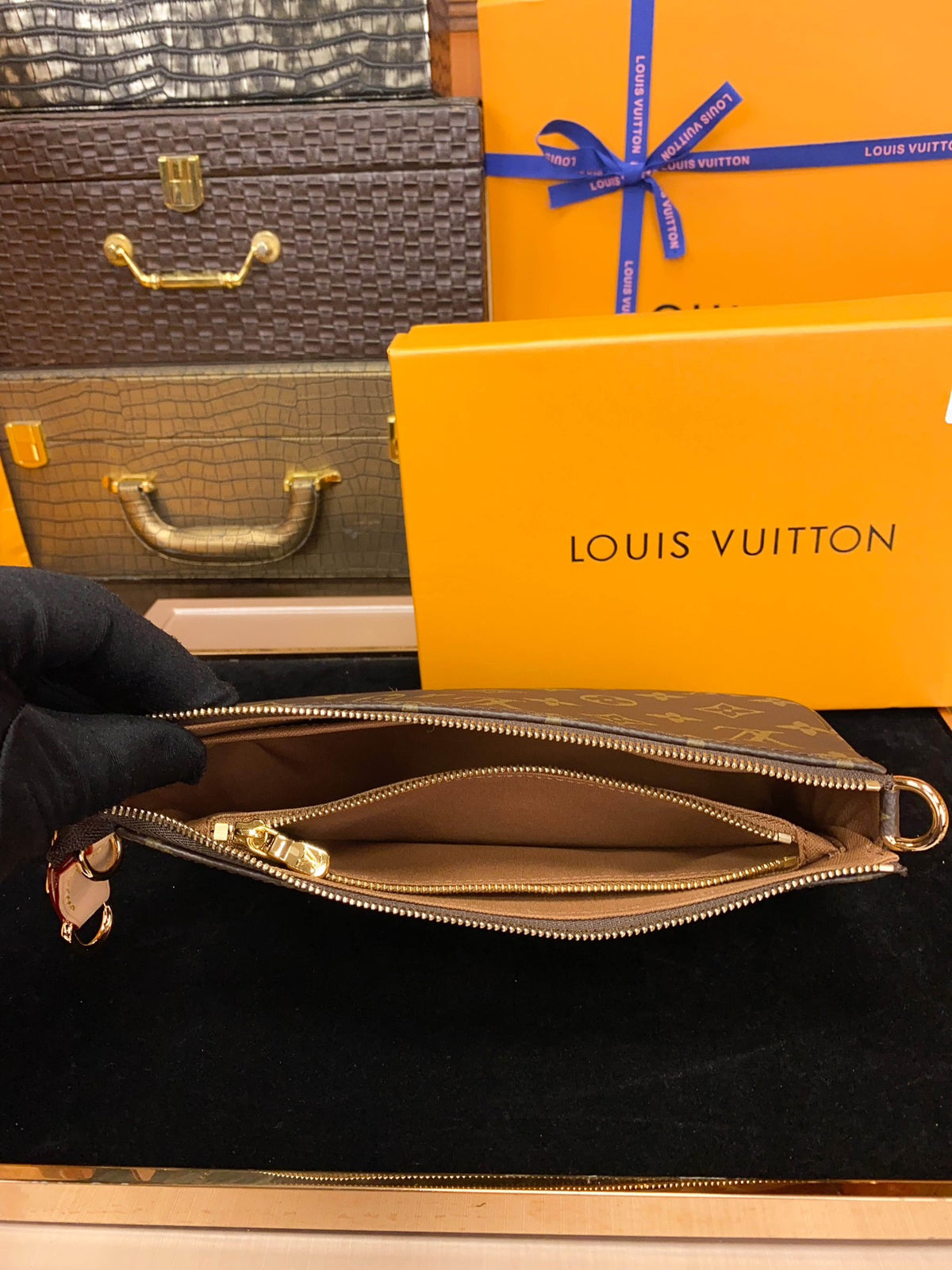 LV Pochette Accessoires
