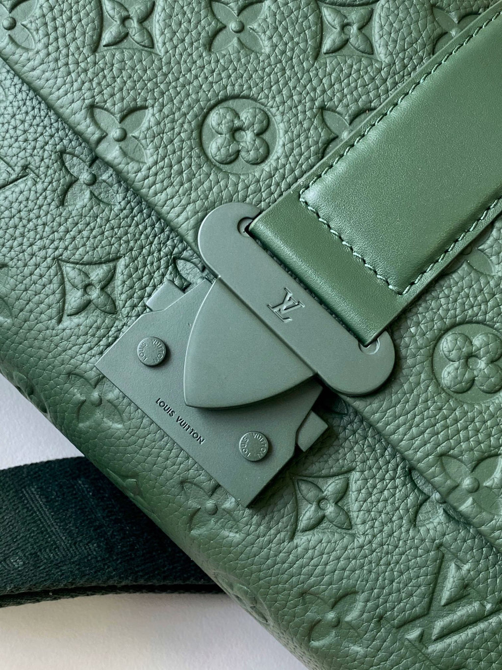 LV S-Cape Messenger