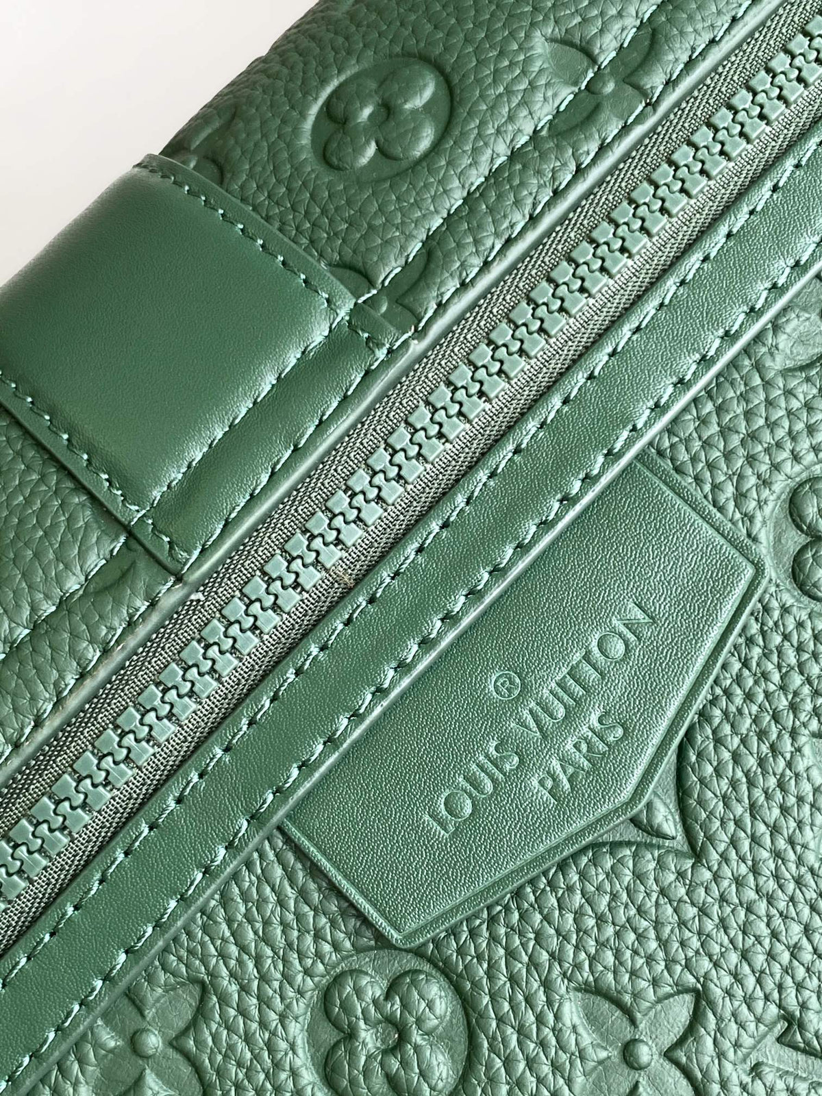 LV S-Cape Messenger