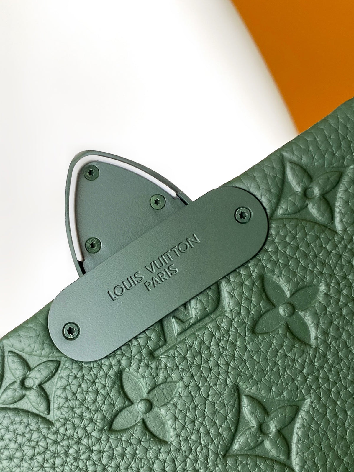 LV S-Cape Messenger