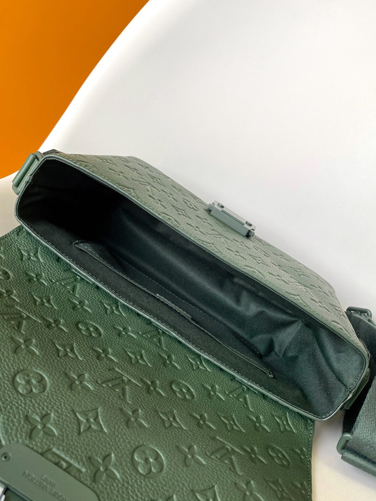 LV S-Cape Messenger