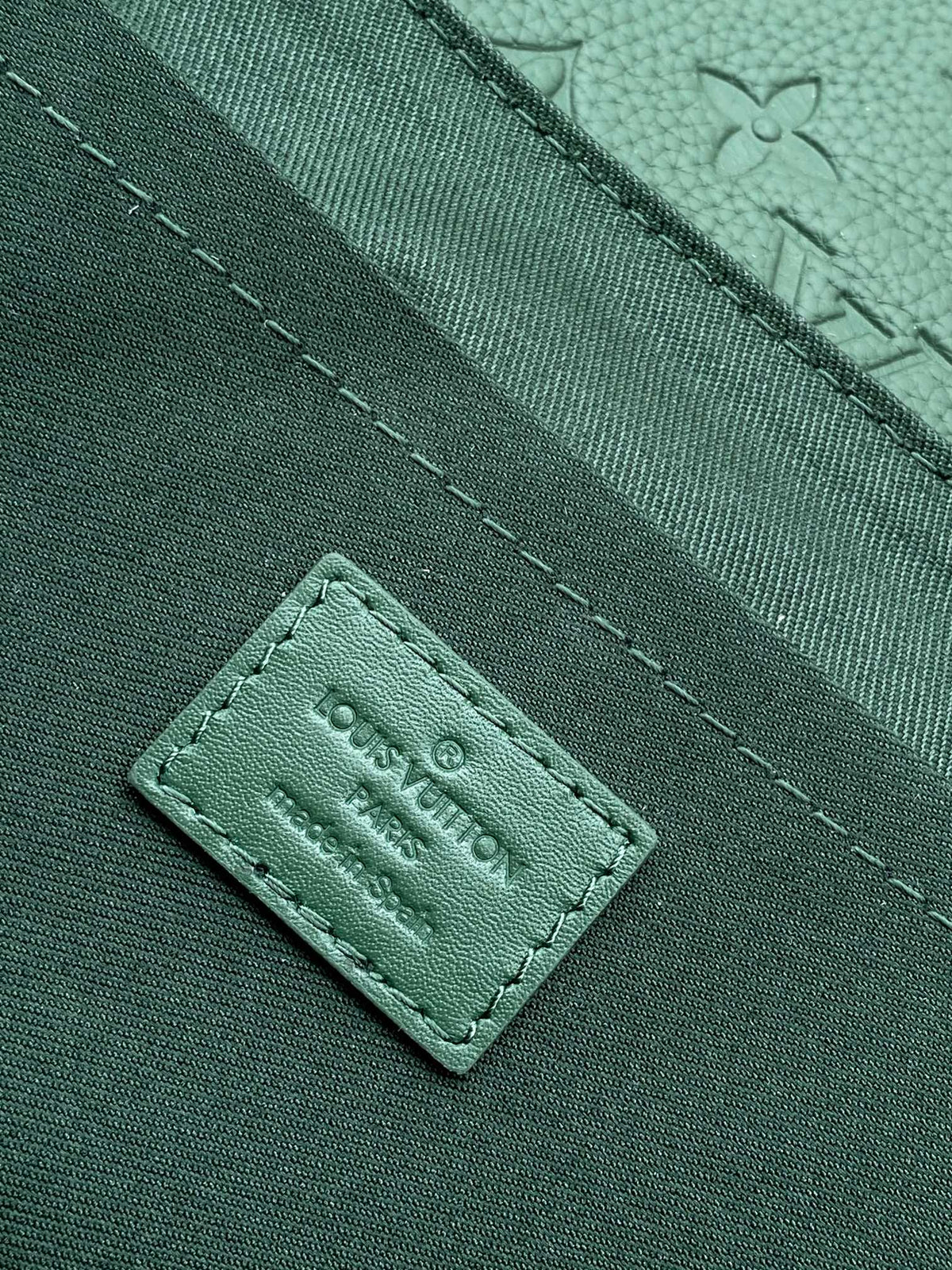 LV S-Cape Messenger