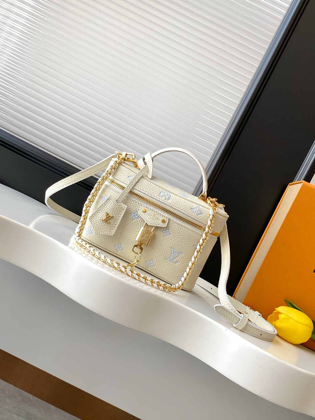 M27744	LV Vanity Chain Pouch
