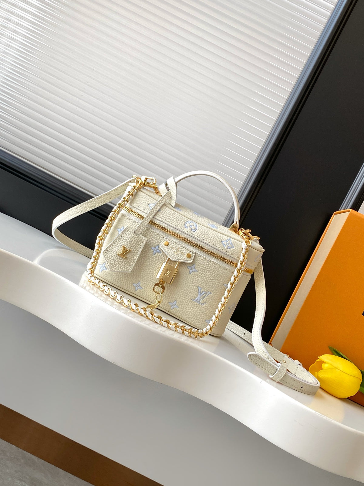 M27744	LV Vanity Chain Pouch