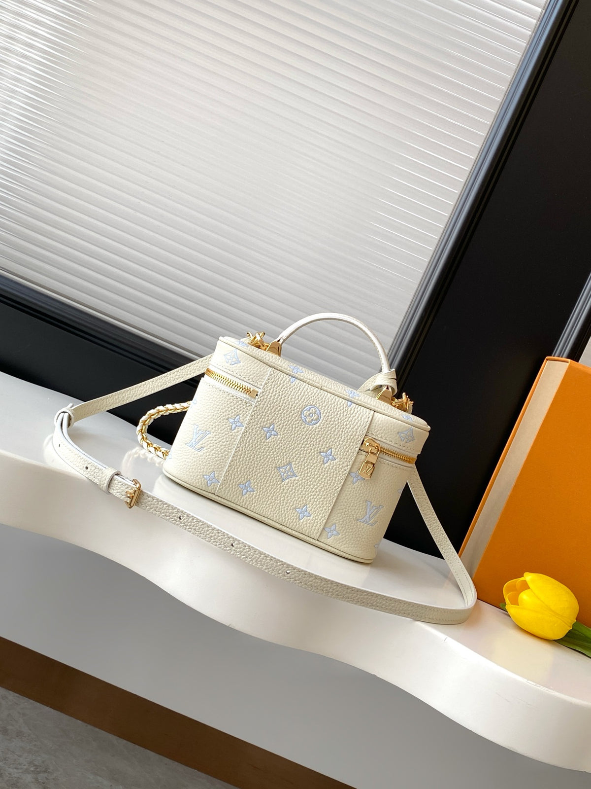 M27744	LV Vanity Chain Pouch