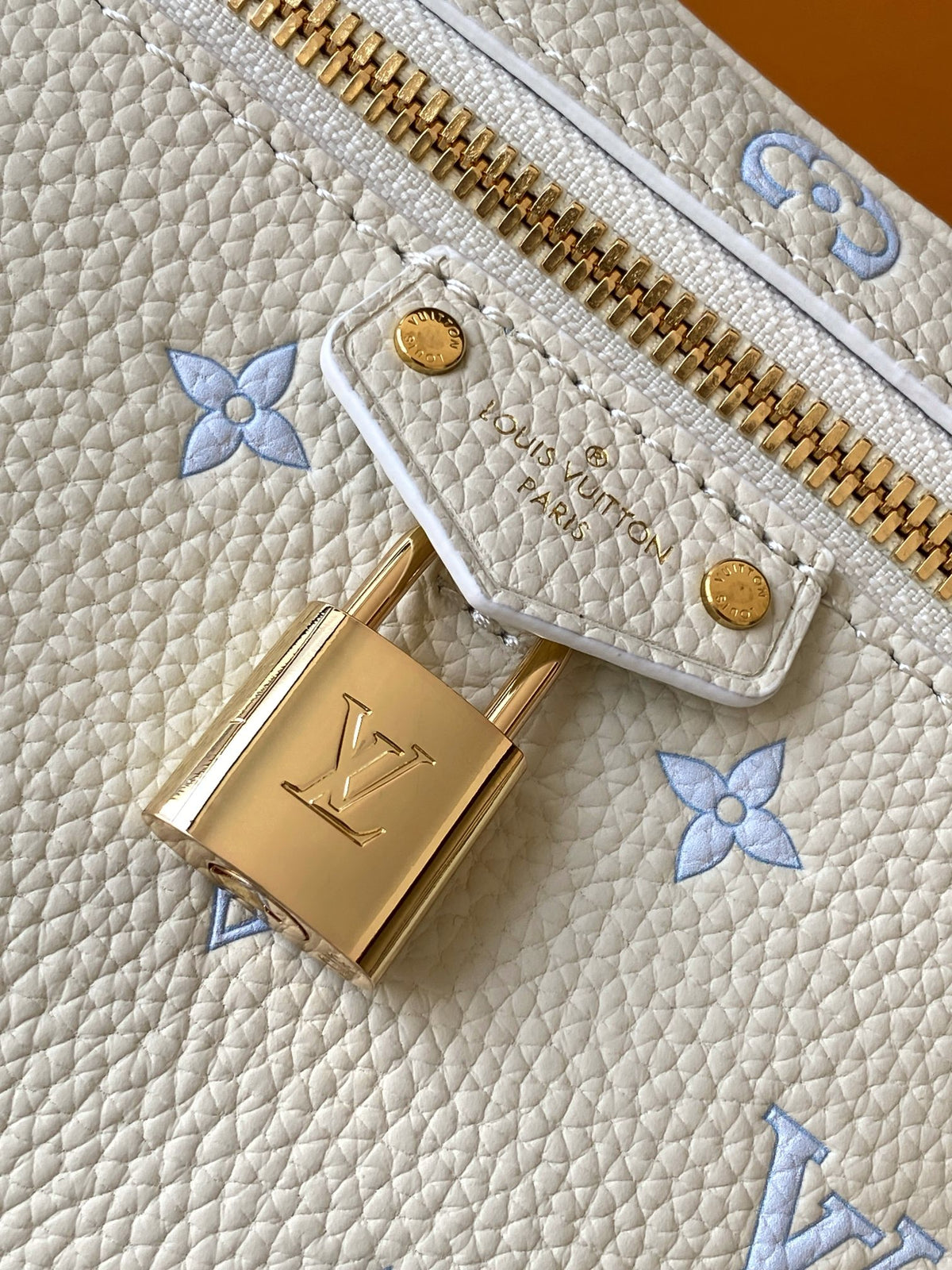 M27744	LV Vanity Chain Pouch