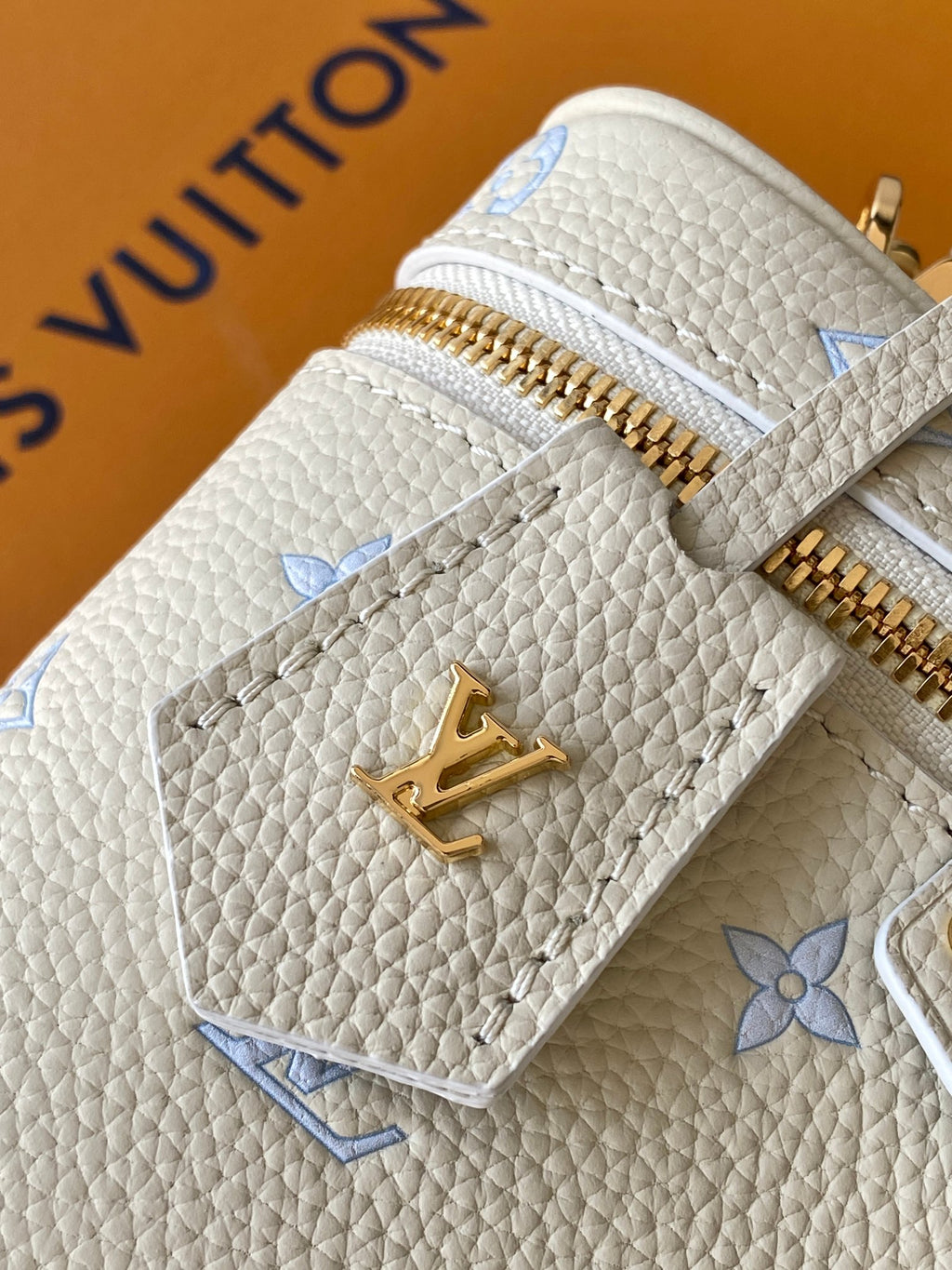 M27744	LV Vanity Chain Pouch