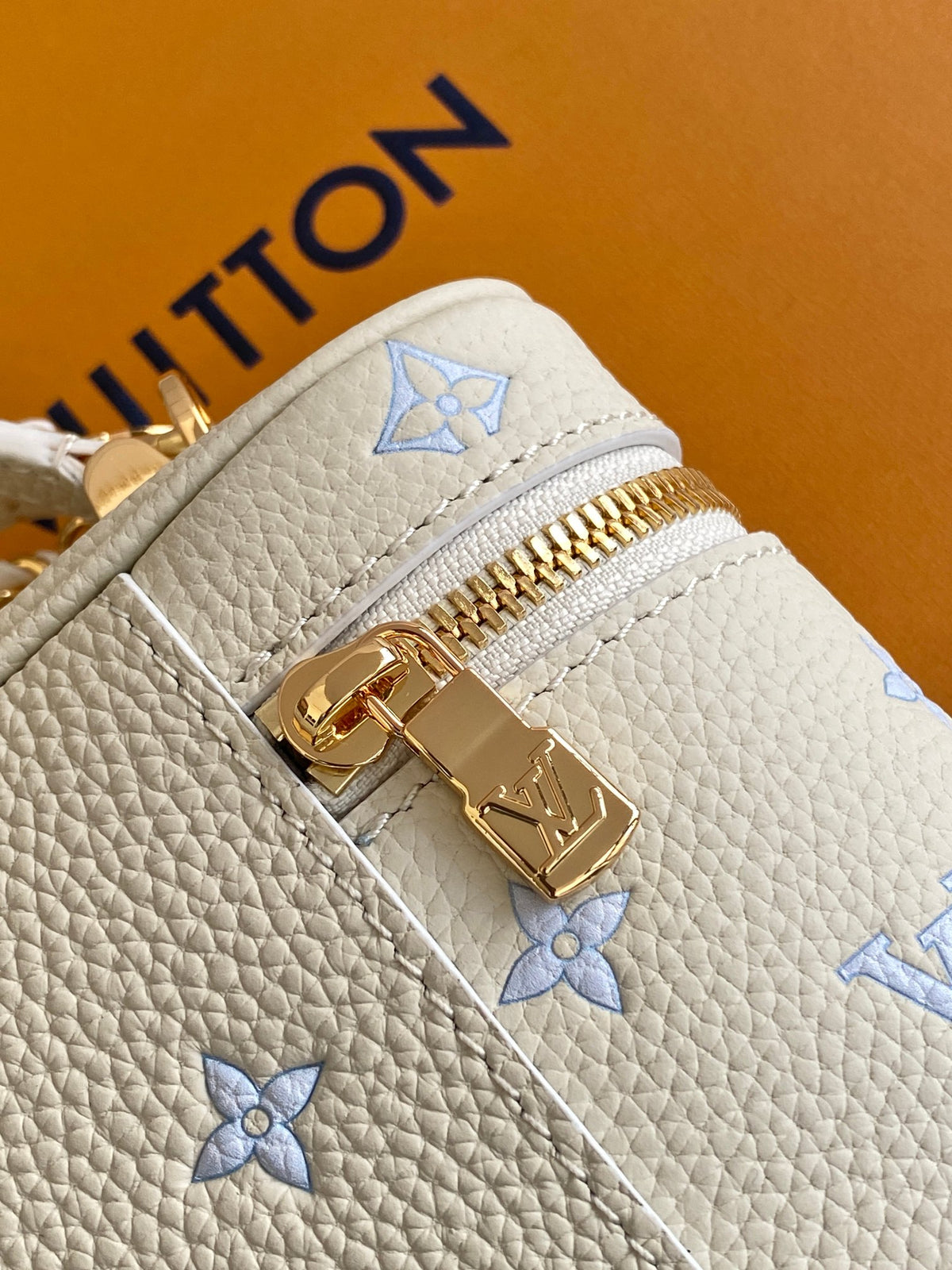 M27744	LV Vanity Chain Pouch