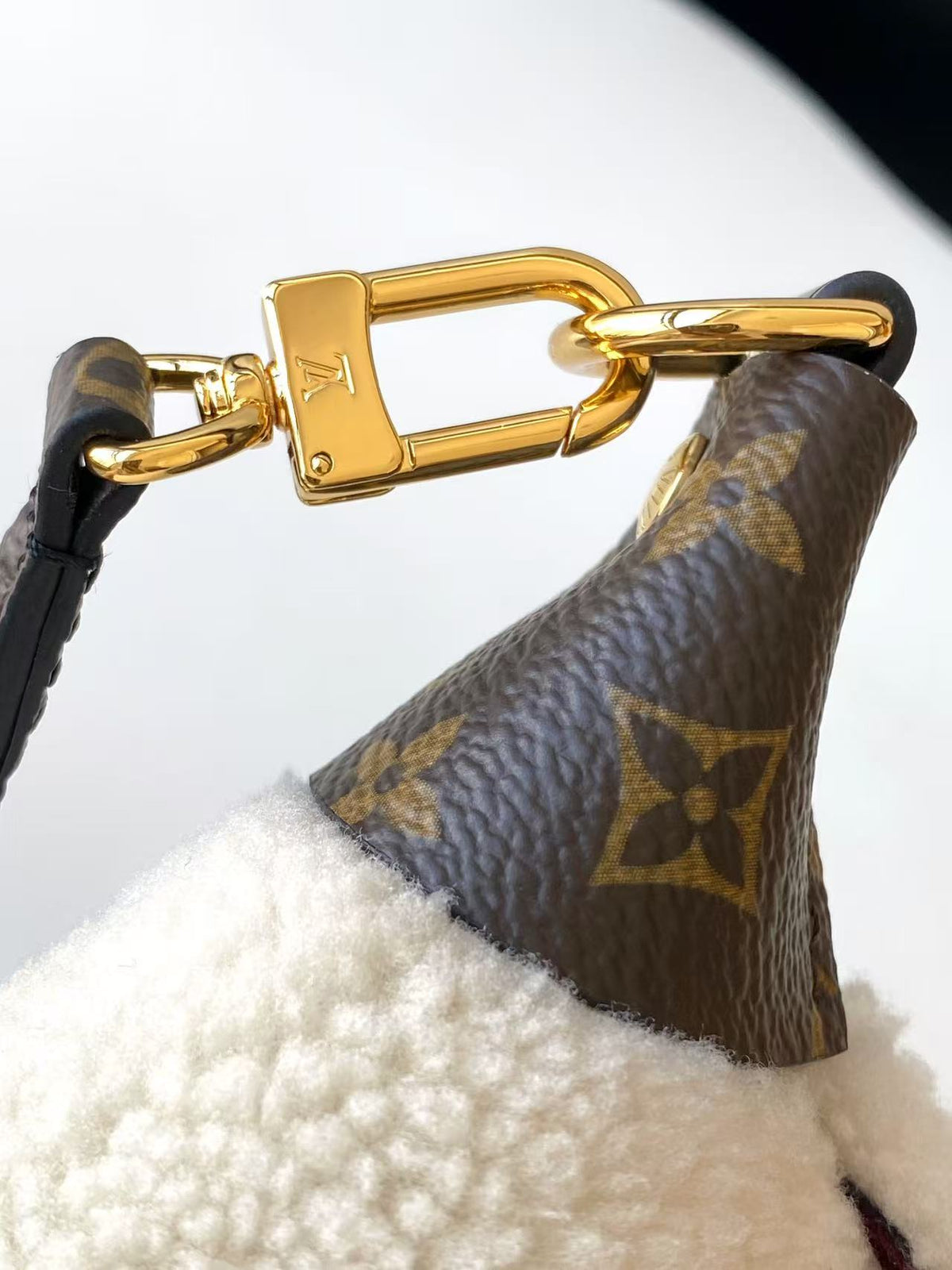 M26245	LV Ski Pochette Mia
