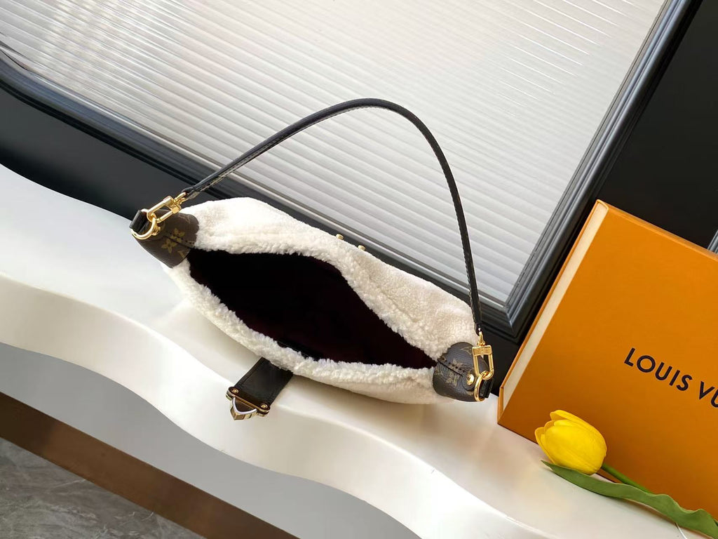 M26245	LV Ski Pochette Mia