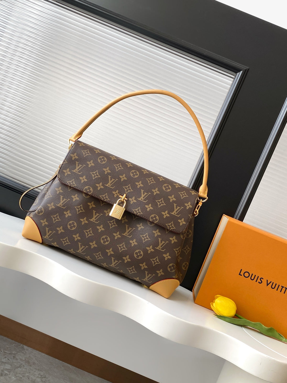 M14473	LV Hide Away