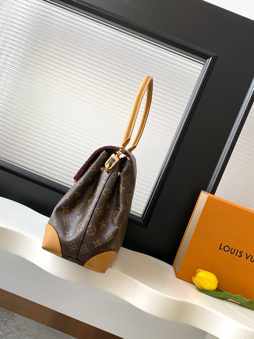 M14473	LV Hide Away