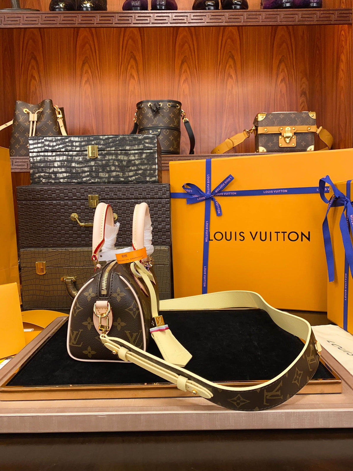 M46222	LV Speedy Bandoulière 18