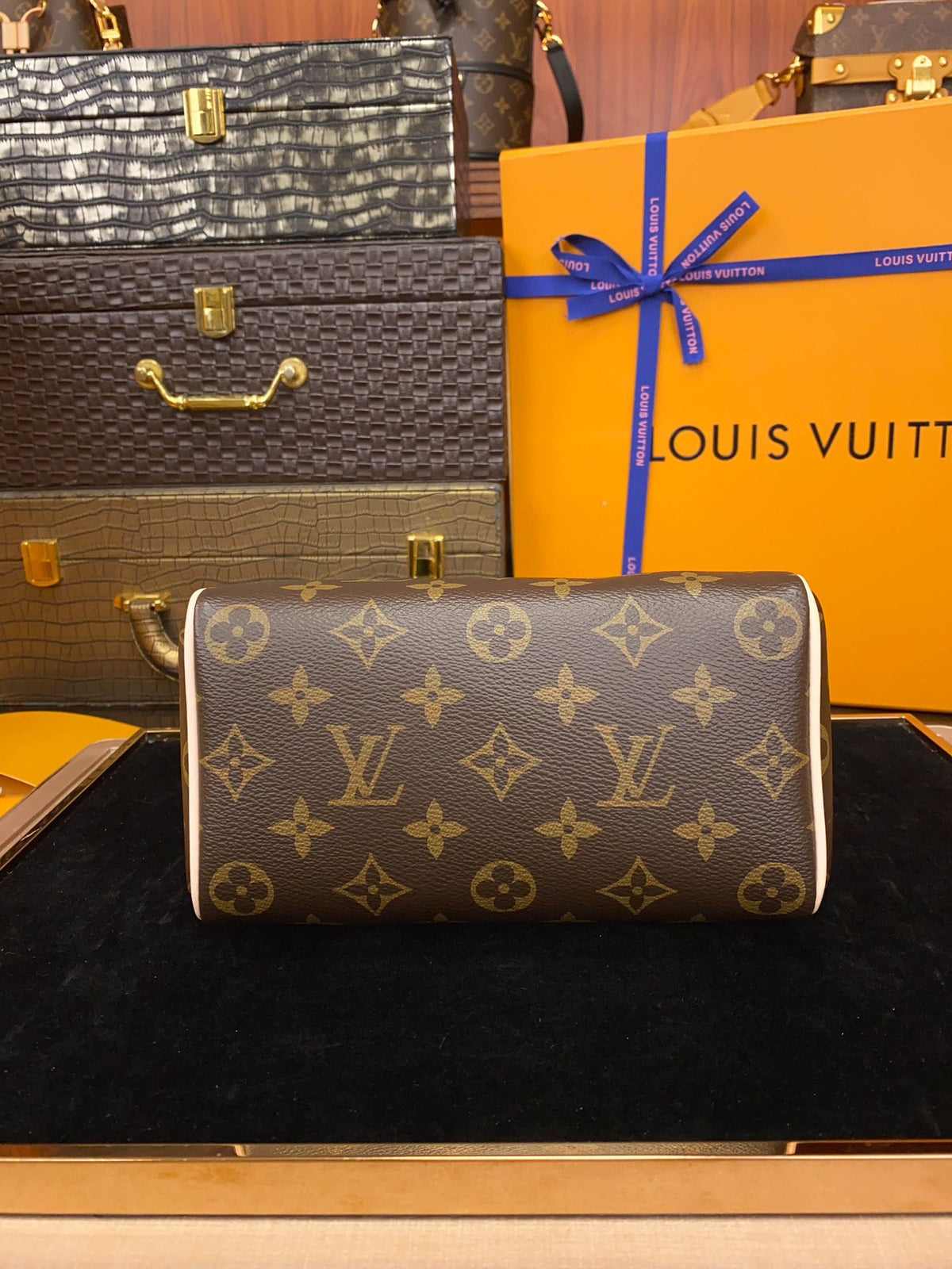 M46222	LV Speedy Bandoulière 18