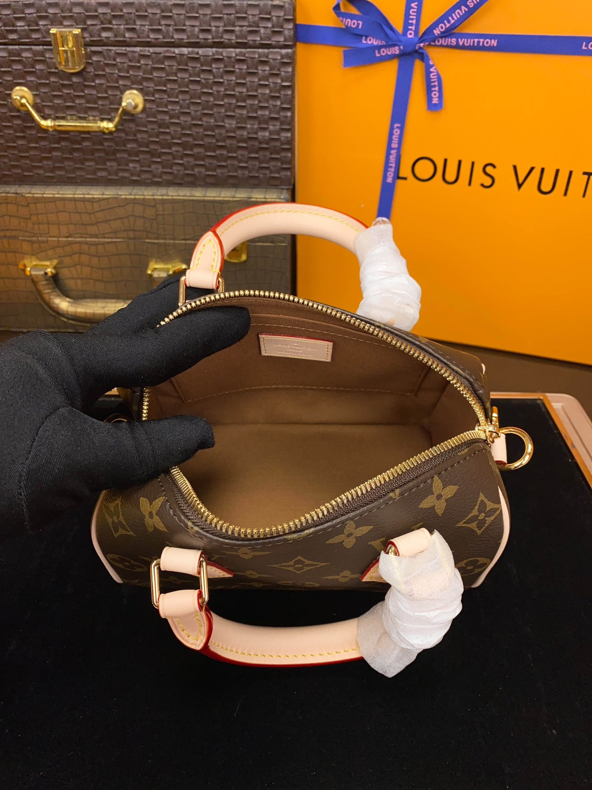 M46222	LV Speedy Bandoulière 18