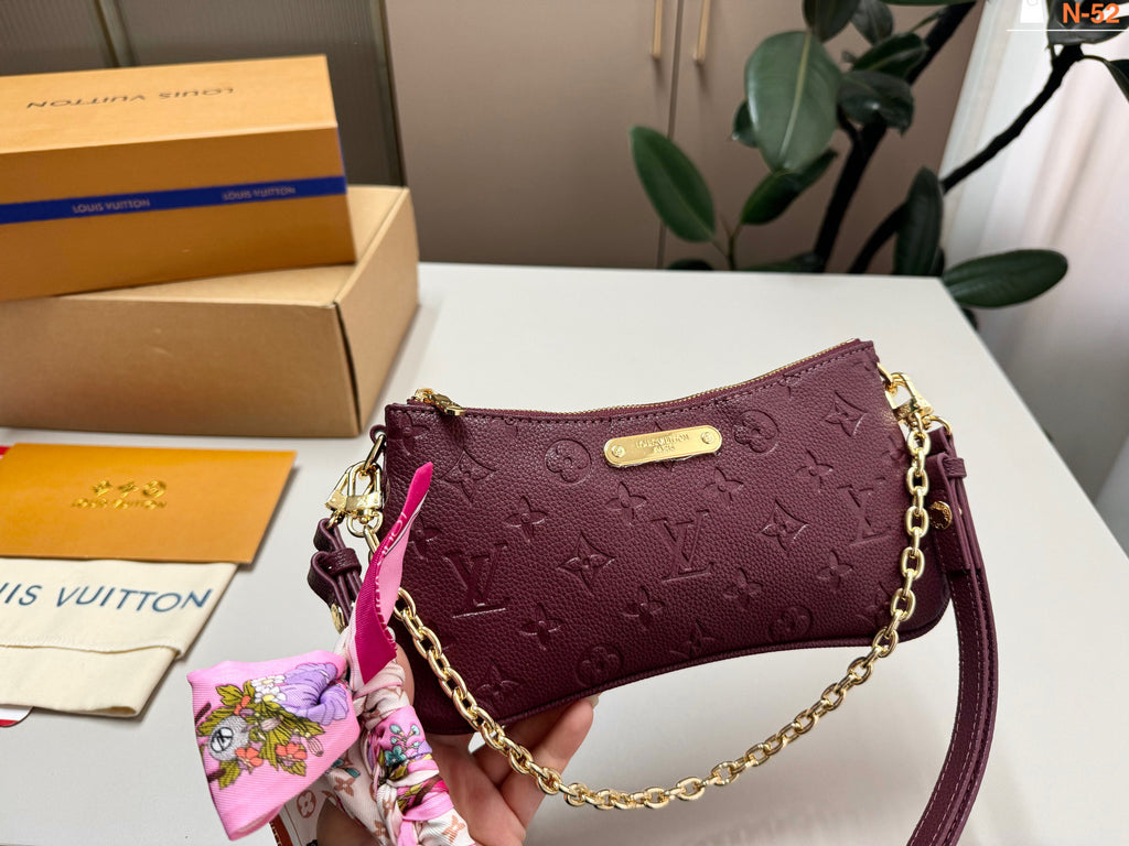 M83302|LV Liv Pochette