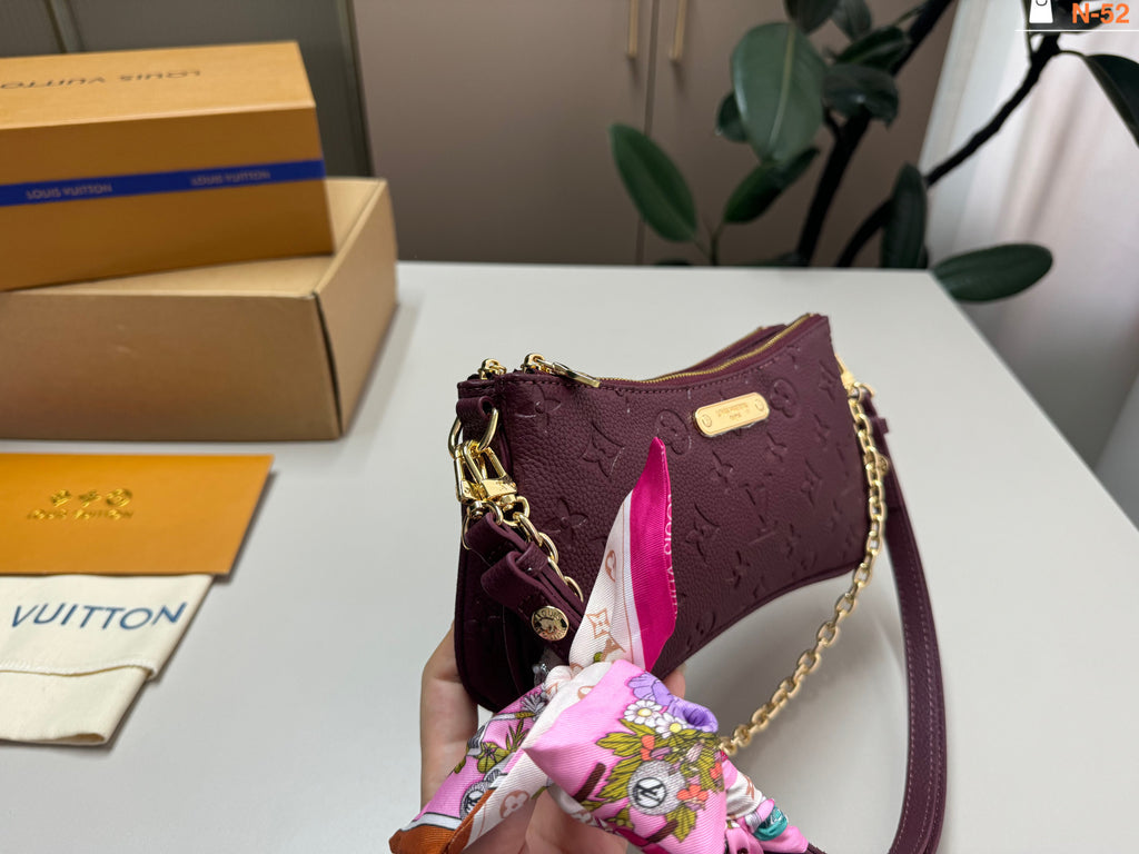 M83302|LV Liv Pochette