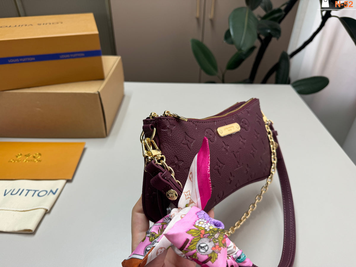 M83302|LV Liv Pochette