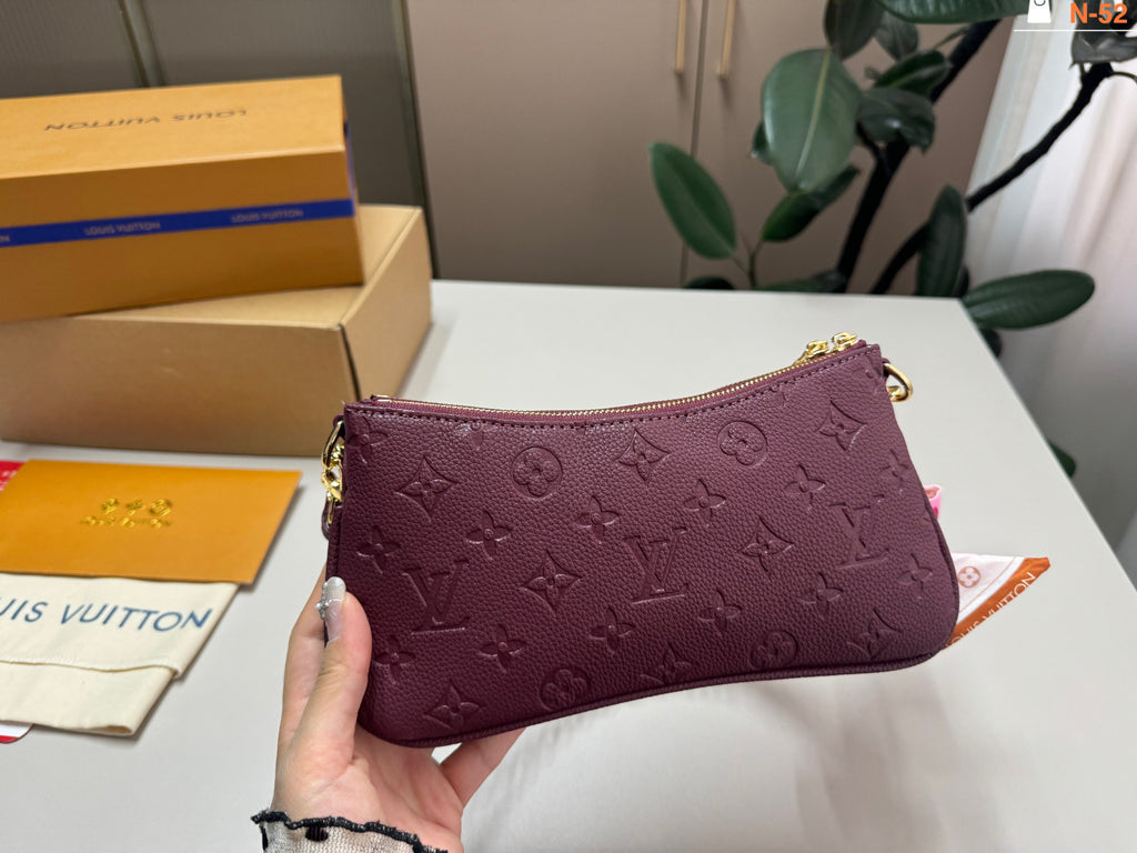 M83302|LV Liv Pochette