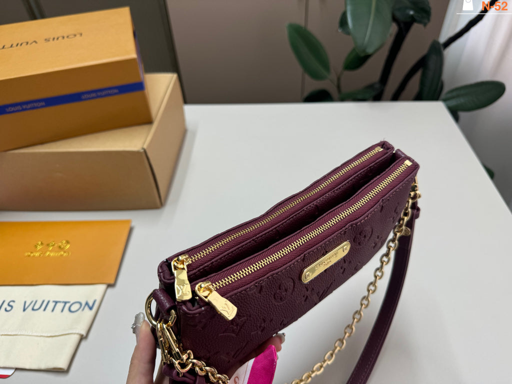 M83302|LV Liv Pochette