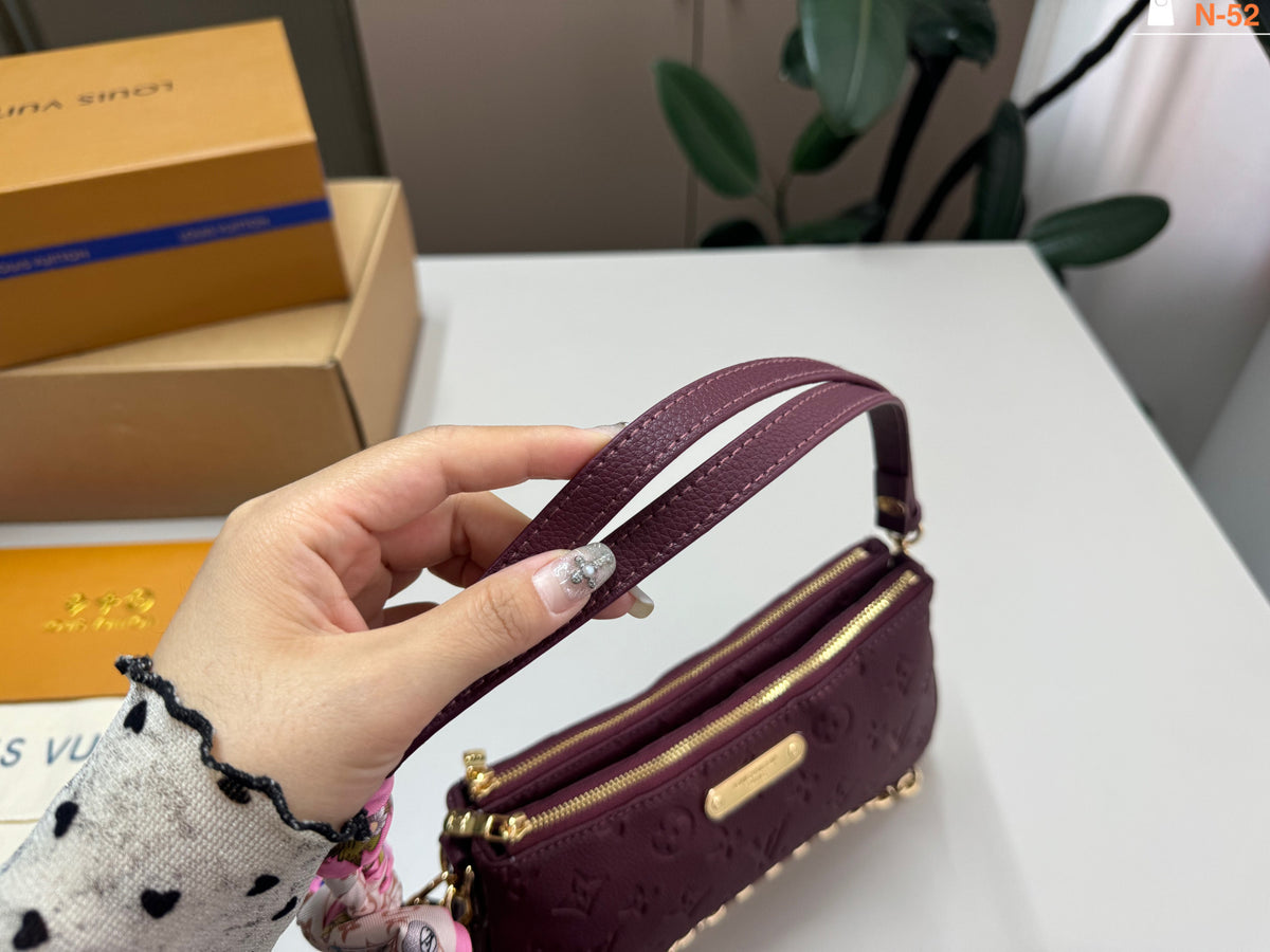 M83302|LV Liv Pochette