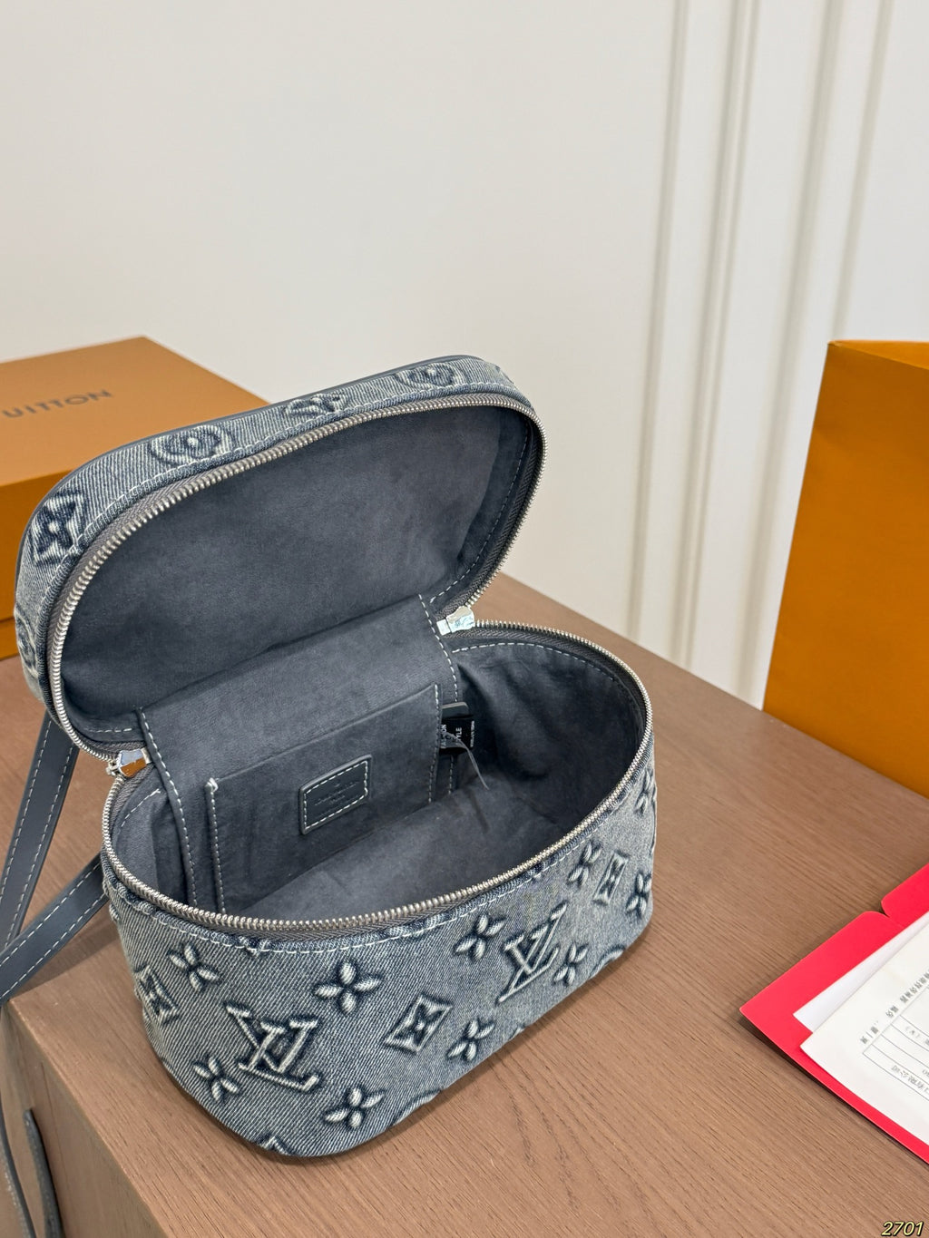 M28050|LV Vanity