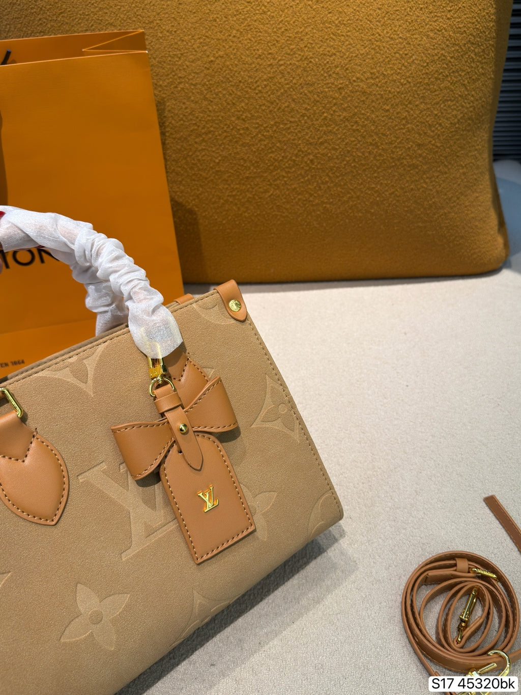 M45661|LV OnTheGo PM