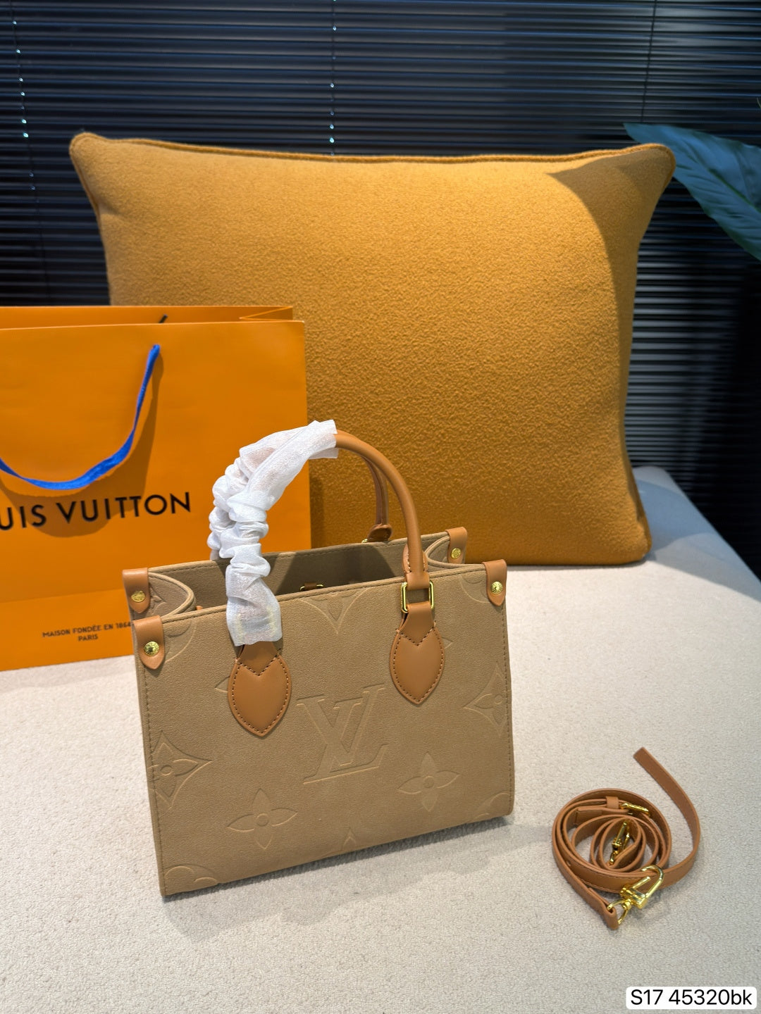 M45661|LV OnTheGo PM