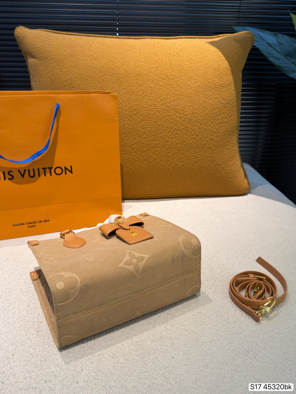 M45661|LV OnTheGo PM