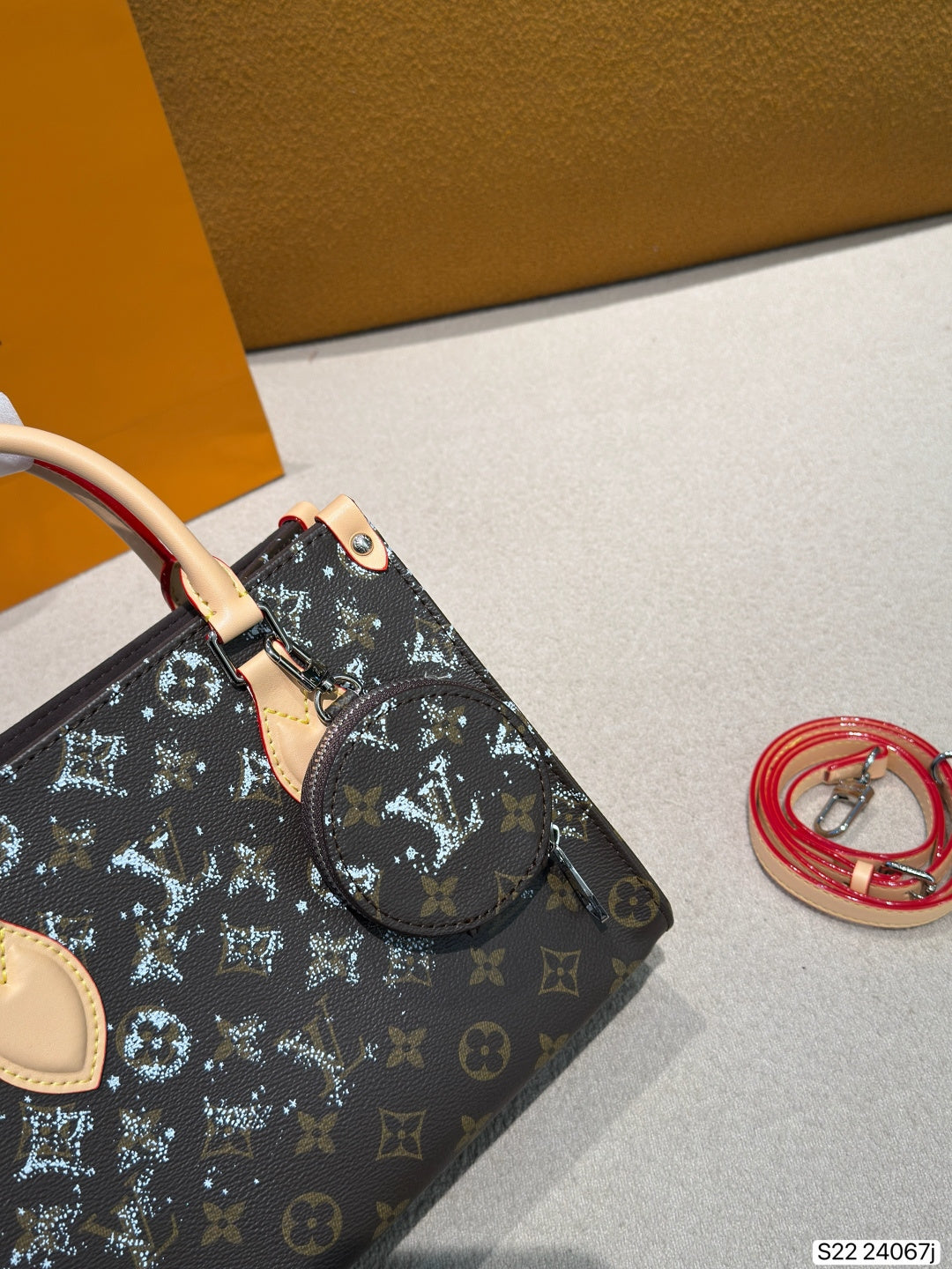 M24067|LV OnTheGo PM