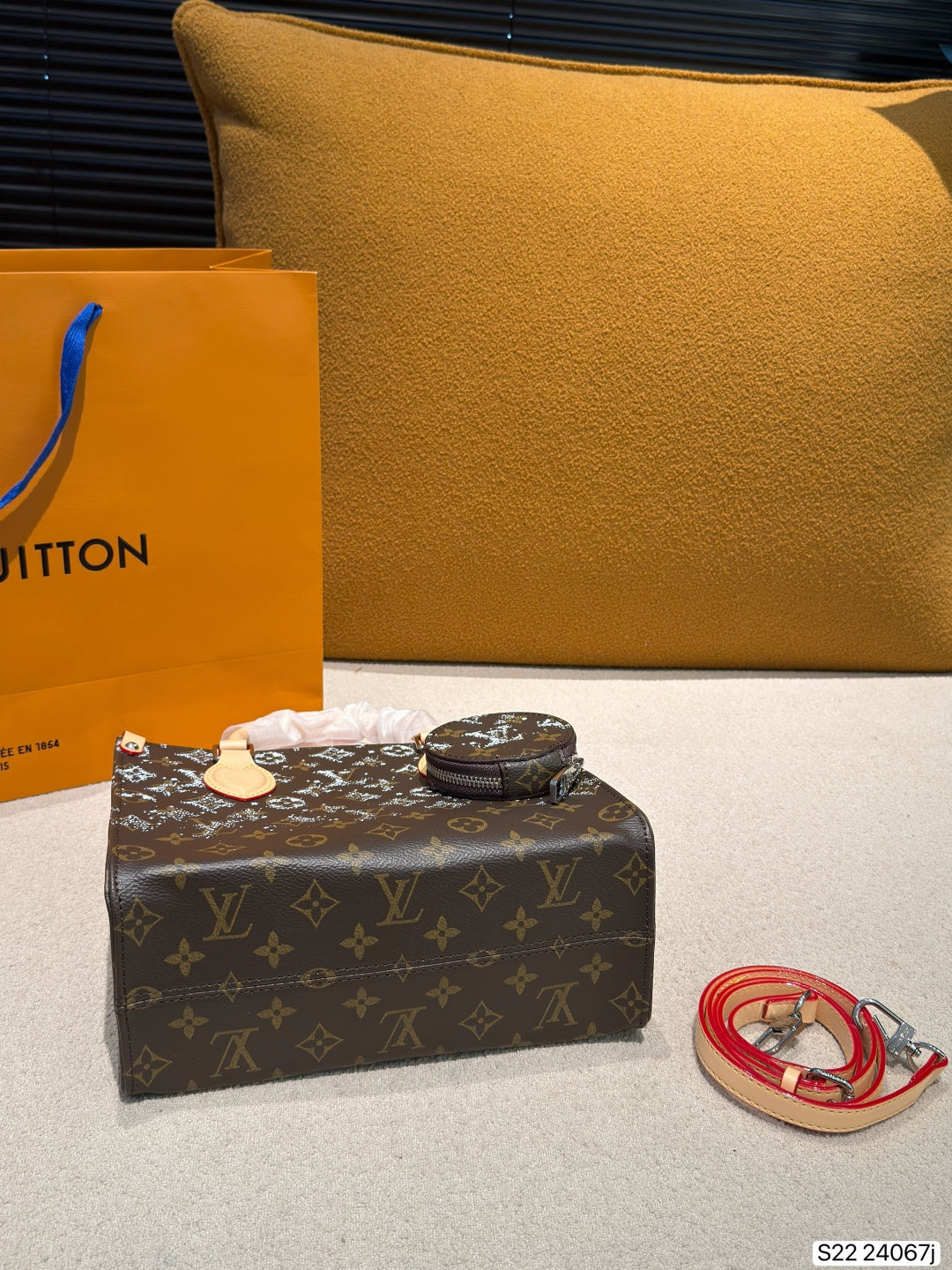 M24067|LV OnTheGo PM